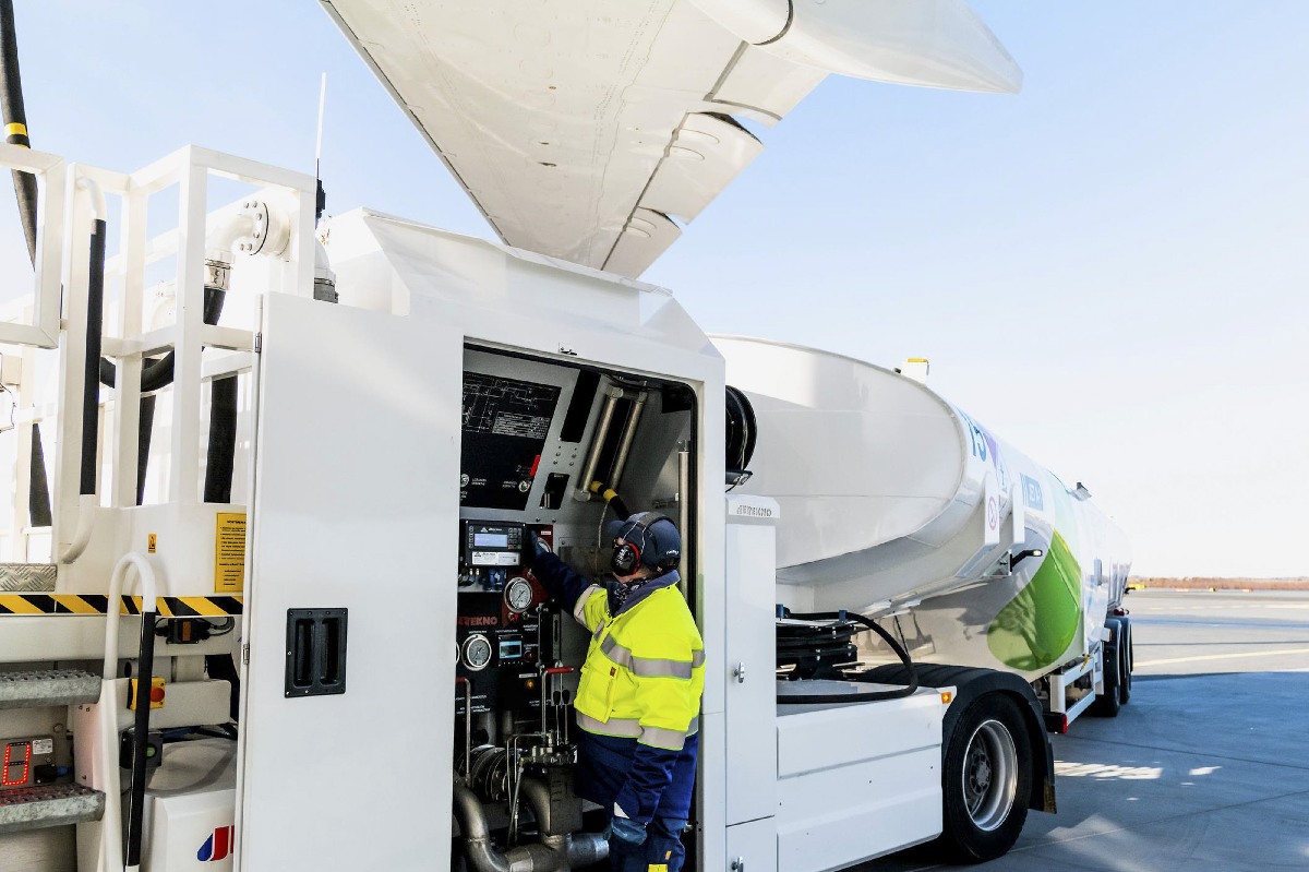 United and FedEx sign agreements to extend SAF supplies and scale up use